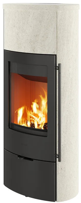 Lotus houtkachel met zwart stalen front, groot glas en lichte natuursteen bekleding voor sfeervolle houtverwarming en langdurige warmteopslag in huis