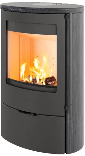Lotus houtkachel met gebogen zwart stalen front, groot glas en grijze speksteen bekleding voor sfeervolle houtverwarming en langdurige warmteopslag