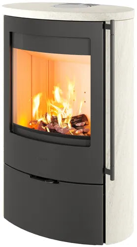 Lotus houtkachel met gebogen zwart stalen front, groot glas en licht grijze speksteen bekleding voor sfeervolle houtverwarming en langdurige warmteopslag