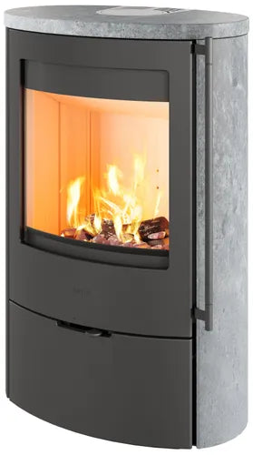 Lotus houtkachel met gebogen zwart stalen front, groot glas en grijze speksteen bekleding voor sfeervolle houtverwarming en langdurige warmteopslag