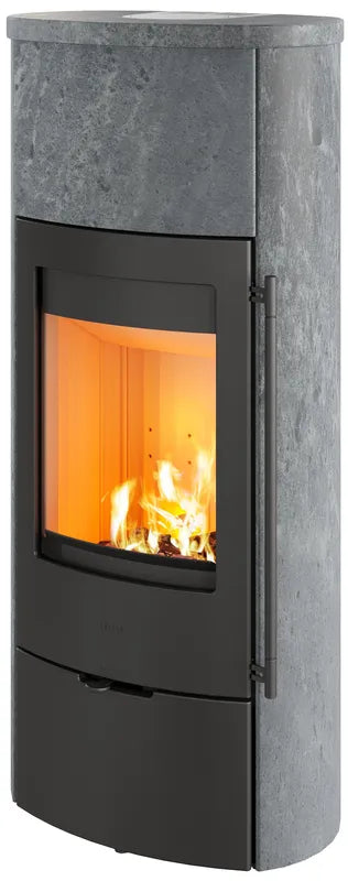 Lotus houtkachel met zwart stalen front, groot glas en grijze speksteen bekleding voor sfeervolle verwarming en langdurige warmteopslag in huis